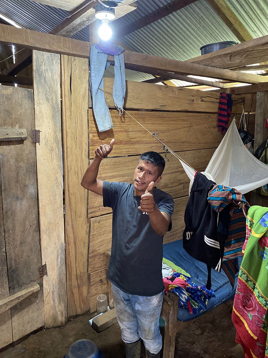 Santa Isabel resident gives thumbs-up while lightbulb shines above